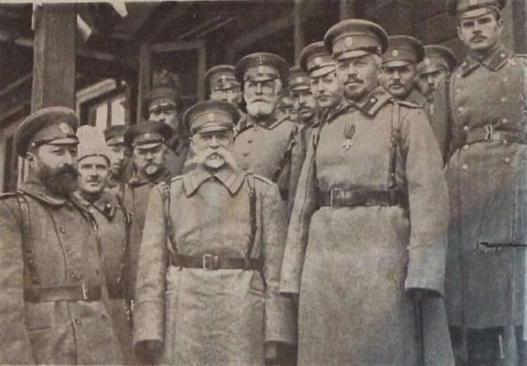 Ο στρατηγός Α. B. Σβαρτς με τους αξιωματικούς του ρωσικού στρατού, το 1916, στην Τραπεζούντα (πηγή: «Η Ρωσοκρατία στον Πόντο (1916-1918)», εκδ. Κ. & Μ. ΣΤΑΜΟΥΛΗ)