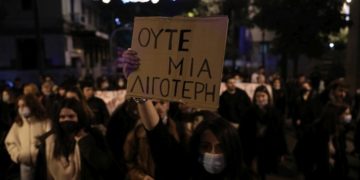Από συγκέντρωση διαμαρτυρίας για την εξάλειψη της βίας κατά των γυναίκων (φωτ.: ΑΠΕ-ΜΠΕ/ Γιώργος Βιτσαράς)