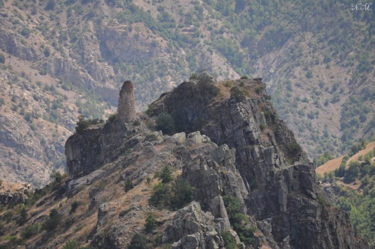 Τα απομεινάρια του πύργου-Ναού των Ταξιαρχών, στο Ωραιόκαστρο Μούζενας (πηγή: kromni.blogspot.com/Μιχάλης Νεοφυτίδης)