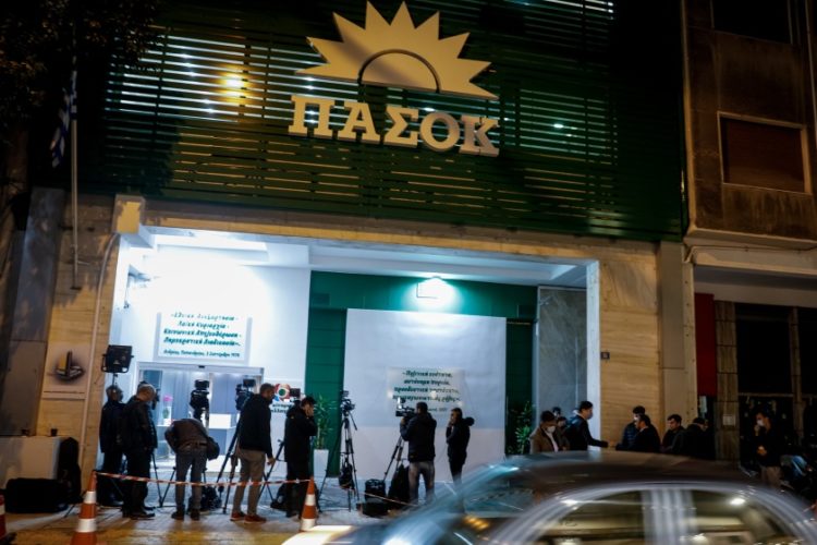 Εικόνα από τα γραφεία του ΚΙΝΑΛ στη Χαριλάου Τρικούπη, κατά τη διάρκεια του α' γύρου των εσωκομματικών εκλογών (φωτ.: EUROKINISSI/ Γιώργος Κονταρίνης)