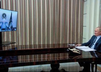Ο πρόεδρος της Ρωσίας Βλαντίμιρ Πούτιν παρακολουθεί στην οθόνη τον Αμερικανό ομόλογό του Τζο Μπάιντεν, κατά τη διάρκεια τηλεδιάσκεψης. Ο Πούτιν βρίσκεται στην κατοικία του στο Σότσι
(φωτ.: EPA/SERGEY GUNEEV / SPUTNIK / KREMLIN POOL MANDATORY CREDIT)