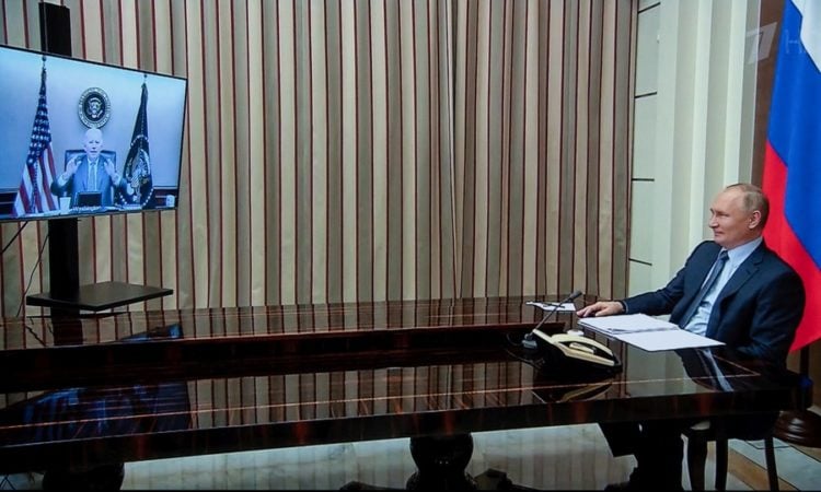 Ο πρόεδρος της Ρωσίας Βλαντίμιρ Πούτιν παρακολουθεί στην οθόνη τον Αμερικανό ομόλογό του Τζο Μπάιντεν, κατά τη διάρκεια τηλεδιάσκεψης. Ο Πούτιν βρίσκεται στην κατοικία του στο Σότσι(φωτ.: EPA/SERGEY GUNEEV / SPUTNIK / KREMLIN POOL MANDATORY CREDIT)