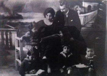 Οικογένεια από τα Βουρλά, Στέλιος και Μαργαρίτα Τουρλή με τα παιδιά τους, φωνογραφημένοι στη Σάμο (πηγή: Πάνος Τουρλής)