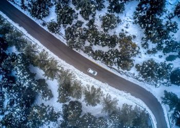 Η χιονισμένη Πάρνηθα από ψηλά (φωτ.: EUROKINISSI / Αντώνης Νικολόπουλος)