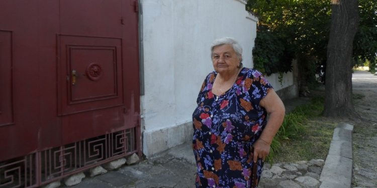 Η Άννα Μυστακίδη (Κουρτσίδη) μπροστά στο πατρικό σπίτι στο Κερτς, τον Αύγουστο του 2013 (φωτ.: Αρχείο Ελένης Μυστακίδη)