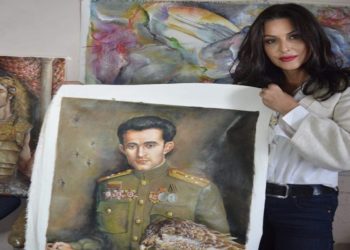 Η Μαρία Σιδέρη με τους πίνακές της «Βασίλης Φησατίδης» και «Μιθριδάτης Στ' Ευπάτωρ» στο εργαστήριο της στη Σαλαμίνα (φωτ.: Βασίλης Τσενκελίδης)