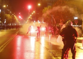 Φωτιές άναψαν οι συνηθισμένοι γνωστοί-άγνωστοι στη Θεσσαλονίκη, κατά την πορεία μνήμης για τα 13 χρόνια από τη δολοφονία του Αλέξη Γρηγορόπουλου (φωτ.: MOTION TEAM)