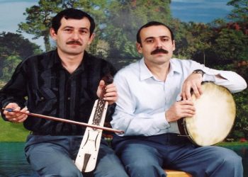 Νίκος (δεξιά) και Γιάννης Γεωργιάδης, Αθήνα, 1998 (φωτ.: Αρχείο Νίκου Γεωργιάδη)