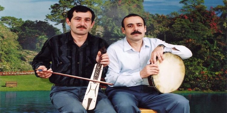 Νίκος (δεξιά) και Γιάννης Γεωργιάδης, Αθήνα, 1998 (φωτ.: Αρχείο Νίκου Γεωργιάδη)