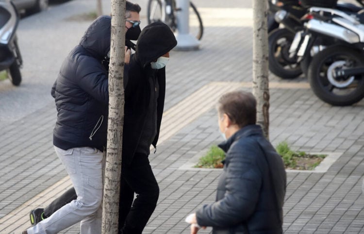 Αστυνομικοί οδηγούν τον 57χρονο συζυγοκτόνο στον εισαγγελέα Θεσσαλονίκης (φωτ.: MOTIONTEAM / Γιώργος Κωνσταντινίδης)