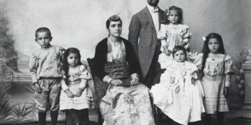 Οικογένεια Ελλήνων Ποντίων, Κερασούντα, 1910 (πηγή: Eπιτροπή Ποντιακών Μελετών)