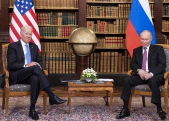 Ο Τζο Μπάιντεν και ο Βλαντίμιρ Πούτιν σε παλαιότερη συνάντησή τους (φωτ. αρχείου: EPA / Peter Klaunzer / POOL)