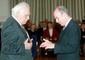 Ο τότε Πρόεδρος της Δημοκρατίας Κωστής Στεφανόπουλος δίνει βραβείο στον Βίκτωρα Σαρηγιαννίδη (φωτ.: αρχείο ΑΠΕ-ΜΠΕ)