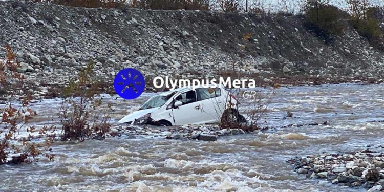 Το αυτοκίνητο της 55χρονης παιδιάτρου που πνίγηκε στο φουσκωμένο ρέμα στη Σκοτίνα Πιερίας (φωτ.: olympusmera.gr)