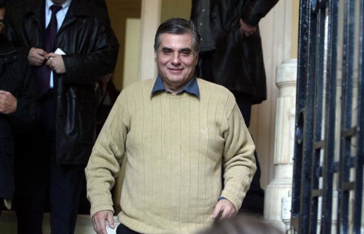 Ο Γιώργος Τράγκας φεύγοντας από τα κεντρικά γραφεία της Νέας Δημοκρατίας στη Ρηγίλλης, το 2003 (φωτ.: αρχείο ΑΠΕ-ΜΠΕ)