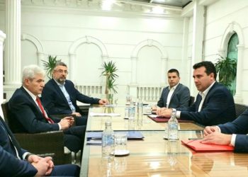 Ο Σκοπιανός πρωθυπουργός σε συνάντηση εργασίας με τον πρόεδρο του SDSM Ντιμίταρ Κοβάτσεφσκι και τον πρόεδρο του DUI Αλί Αχμέτι (πηγή: vlada.mk/)