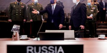 Ο Ρώσος υφυπουργός Άμυνας με εκπρόσωπο του ΝΑΤΟ (φωτ.: EPA/ Olivier Hoslet/ Pool)