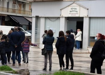 Πολίτες περιμένουν τη σειρά τους για να κάνουν rapid test στην ΚΟΜΥ Αργολίδας (φωτ.: EUROKINISSI-Βασίλης Παπαδόπουλος)