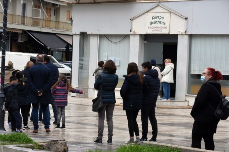 Πολίτες περιμένουν τη σειρά τους για να κάνουν rapid test στην ΚΟΜΥ Αργολίδας (φωτ.: EUROKINISSI-Βασίλης Παπαδόπουλος)
