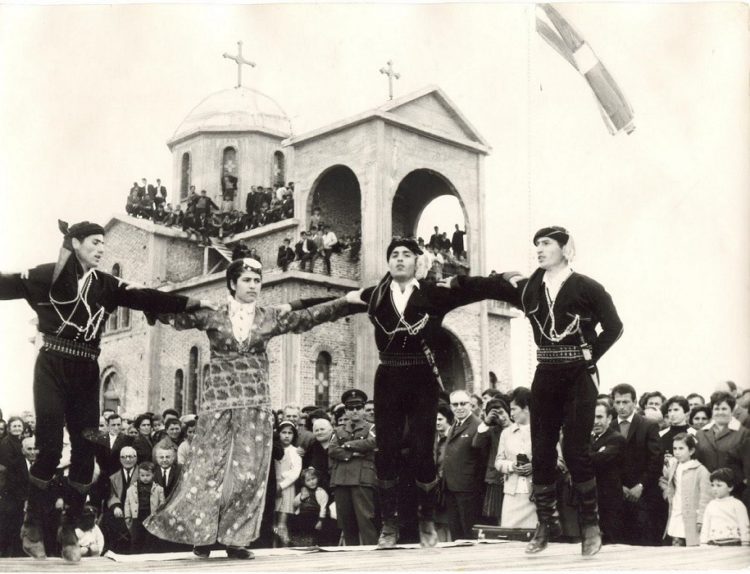 Η εκκλησία του Αγίου Γεωργίου στην Τραπεζούντα του Πόντου, σε ημέρα μεγάλης γιορτής (φωτ.: Αρχείο Μαρίας Ψαθά - Λένας Νίτσου)