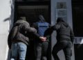 Ο 46χρονος oδηγείται από αστυνομικούς στον ανακριτή
(EUROKINISSI/Βασίλης Ρεμπάπης)