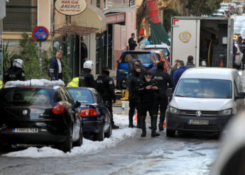 Αστυνομικοί έχουν αποκλείσει την περιοχή που εντοπίστηκε η διαρροή (φωτ.: ΑΠΕ-ΜΠΕ/ Αλέξανδρος Βλάχος)