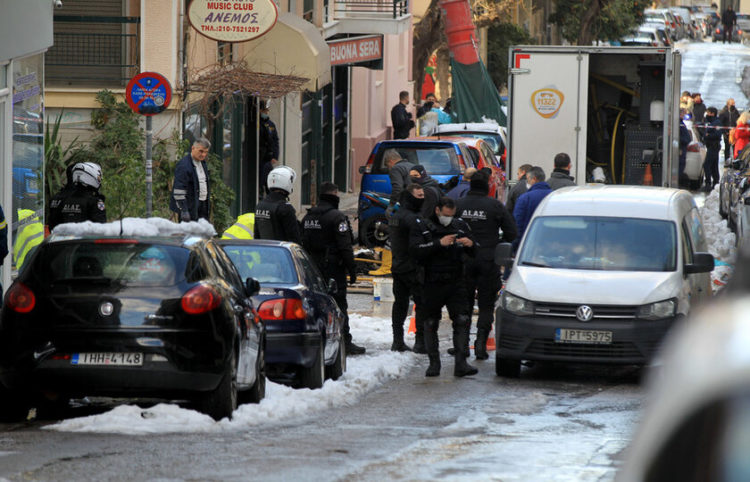 Αστυνομικοί έχουν αποκλείσει την περιοχή που εντοπίστηκε η διαρροή (φωτ.: ΑΠΕ-ΜΠΕ/ Αλέξανδρος Βλάχος)