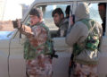 Μέλη των Δημοκρατικών Δυνάμεων της Συρίας (SDF) κοντά στη φυλακή Σινάα (φωτ.: EPA / Ahmed Mardnli)