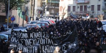 Διαδηλωτές παίρνουν μέρος στην πορεία αντιεξουσιαστών που διαμαρτύρονται για την εκκένωση του φουαγιέ του Τμήματος Βιολογίας του ΑΠΘ (φωτ.: ΑΠΕ-ΜΠΕ/Δημήτρης Τοσίδης)