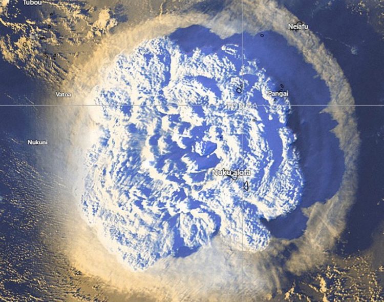 Δορυφορική εικόνα από την έκρηξη του υποθαλάσσιου ηφαιστείου Χούνγκα Τόνγκα Χούνγκα Χα’απάι, στο Βασίλειο των Τόνγκα (φωτ.: EPA/TONGA METEOROLOGICAL SERVICES HANDOUT)