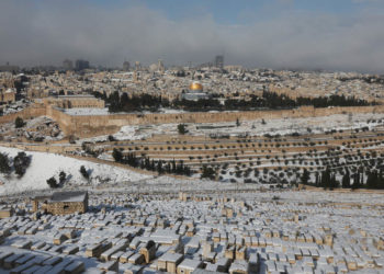 Η χιονισμένη παλιά πόλη της Ιερουσαλήμ όπως φαίνεται από το Όρος των Ελαιών (φωτ.: EPA / Abir Sultan)
