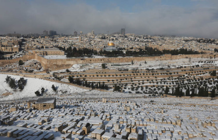Η χιονισμένη παλιά πόλη της Ιερουσαλήμ όπως φαίνεται από το Όρος των Ελαιών (φωτ.: EPA / Abir Sultan)