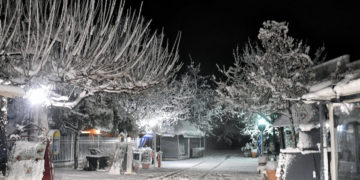 Πυκνή χιονόπτωση στο κέντρο της Κορίνθου (φωτ.: ΑΠΕ-ΜΠΕ/ Βασίλης Ψωμάς)