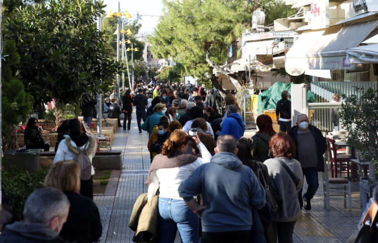 Δεκάδες άνθρωοποι περιμένουν στην ουρά για να κάνουν τεστ, τα οποία  διενεργεί κλιμάκιο του ΕΟΔΥ, στην πλατεία της Νέας Σμύρνης, Κυριακή 2 Ιανουαρίου 2021 (φωτ.: ΑΠΕ-ΜΠΕ/ Αλέξανδρος Μπελτές)