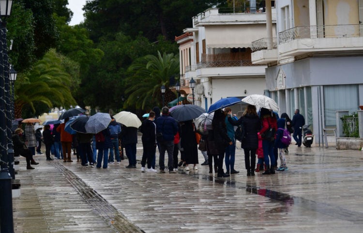 Πολίτες περιμένουν στην σειρά για να κάνουν rapid test στην πόλη του Ναυπλίου, Πέμπτη 30 Δεκεμβρίου 2021. (Φωτ.: ΑΠΕ-ΜΠΕ/ Ευάγγελος Μπουγιώτης)
