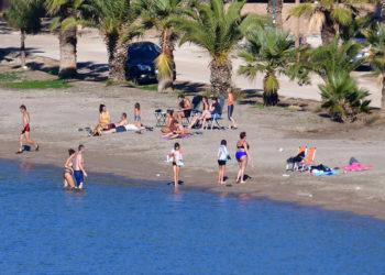 Λουόμενοι απολαμβάνουν τη θάλασσα στην παραλία Καραθώνα, λίγα χιλιόμετρα από το Ναύπλιο, Δευτέρα 3 Ιανουαρίου 2022 (φωτ.: ΑΠΕ-ΜΠΕ/ Ευάγγελος Μπουγιώτης)