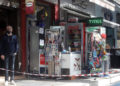 Το ψιλικατζίδικο στην οδό Γρ. Λαμπράκη όπου έγινε η φονική ληστεία με θύμα τον 44χρονο Μάριο (φωτ.: ΜΟΤΙΟΝΤΕΑΜ / Γιώργος Κωνσταντινίδης)