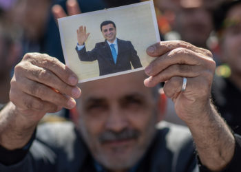 Κούρδος διαδηλωτής με τη φωτογραφία του Σελαχατίν Ντεμιρτάς (φωτ.: EPA / Sedat Suna)