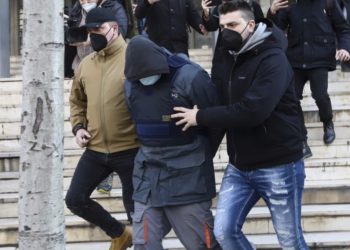 Ο 23χρονος Αλβανός που συνελήφθη για τη δολοφονία του 19χρονου Άλκη Καμπανού, στην περιοχή Χαριλάου της Θεσσαλονίκης, την ημέρα που μεταφέρθηκε στον εισαγγελέα (φωτ.: MΟΤΙΟΝΤΕΑΜ)