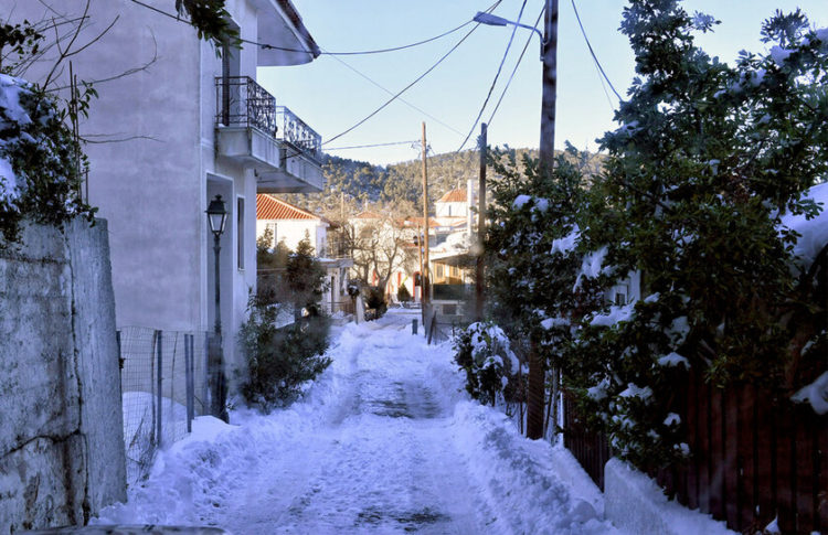 Χιονισμένο τοπίο στο χωριό Πίσια της Τοπικής Κοινότητας Πισίων της Δημοτικής Ενότητας Λουτρακίου Περαχώρας, από την κακοκαιρία «Ελπίς»,  την Τετάρτη 26 Ιανουαρίου 2022 (φωτ.: ΑΠΕ-ΜΠΕ/ Βασίλης Ψωμάς)