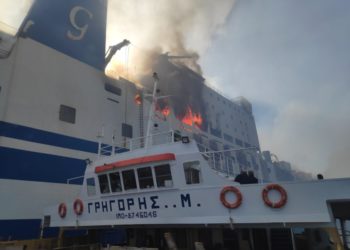 Φωτογραφία από την προσπάθεια κατάσβεσης της πυρκαγιάς στο πλοίο «Euroferry Olympia», (φωτ.: Πυροσβεστική Υπηρεσία/EUROKINISSI)