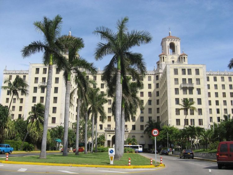 Το ξενοδοχείο Hotel Nacional στην Αβάνα είναι μία από τις τοποθεσίες όπου αναφέρθηκαν ασθενείς με το «Σύνδρομο της Αβάνας» (πηγή: en.wikipedia.org/wiki/Havana_syndrome)