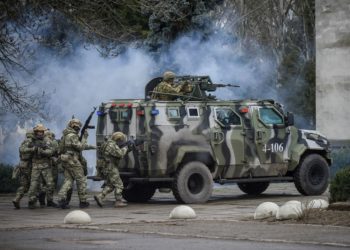 Εικόνα από στρατιωτική άσκηση της Εθνικής Φρουράς και της Αστυνομίας της Ουκρανίας (φωτ.:  EPA / Oleg Petrasyuk)