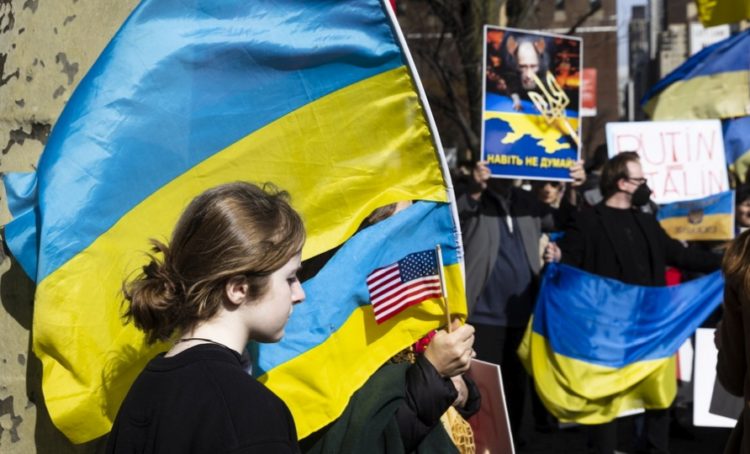 Εικόνα από διαδήλωση   υπέρ της κυριαρχίας της Ουκρανίας, χθες, έξω από την έδρα του ΟΗΕ στη Νέα Υόρκη (φωτ.: EPA/JUSTIN LANE)