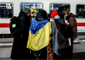Εθελοντές περιμένουν ανθρώπους που έχουν φύγει από την Ουκρανία σε σταθμό τρένου (φωτ.: EPA/ Filip Singer)
