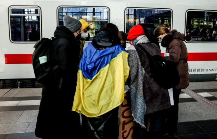 Εθελοντές περιμένουν ανθρώπους που έχουν φύγει από την Ουκρανία σε σταθμό τρένου (φωτ.: EPA/ Filip Singer)