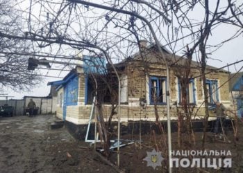 Φωτογραφία που έδωσε στη δημοσιότητα το γραφείο Τύπου της Αστυνομίας Ουκρανίας και όπως σημειώνεται δείχνει τα αποτελέσματα από το βομβαρδισμό χωριού κοντά στο Ντονέτσκ (φωτ.: EPA/UKRAINE NAT. POLICE PRESS SERV.)