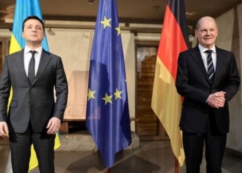 Ο Γερμανός καγκελάριος Όλαφ Σολτς με τον πρόεδρο της Ουκρανίας Βολοντίμιρ Ζελένσκι, στη Διάσκεψη του Μονάχου για την Ασφάλεια (φωτ.: EPA / Alexandra Beier / POOL)