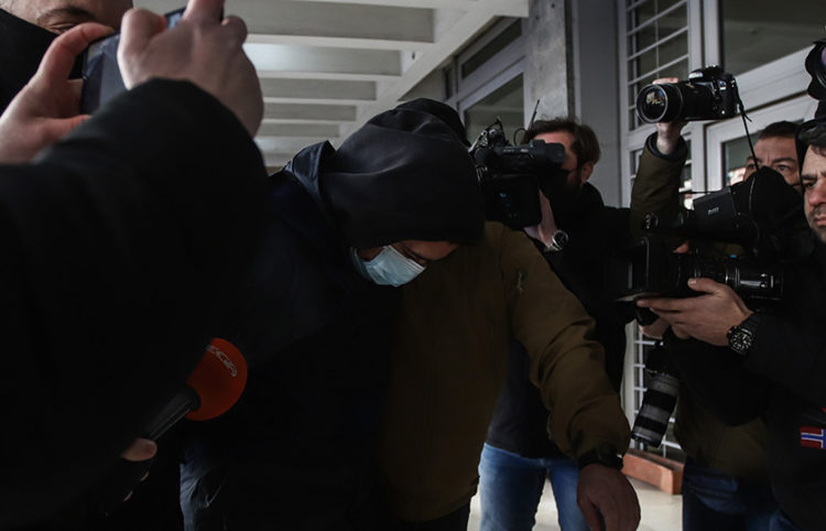 Στιγμιότυπο από τη μεταφορά στο ανακριτικό γραφείο του πρώτου συλληφθέντα για τη δολοφονία του Άλκη Καμπανού (φωτ.: ΜΟΤΙΟΝΤΕΑΜ)