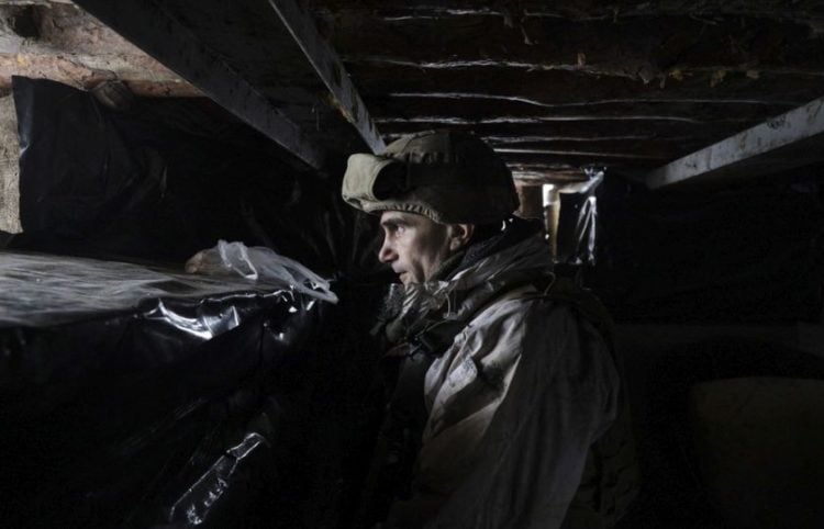 Ουκρανός στρατιώτης σε φυλάκιο της ανατολικής Ουκρανίας (Φωτ.: EPA)